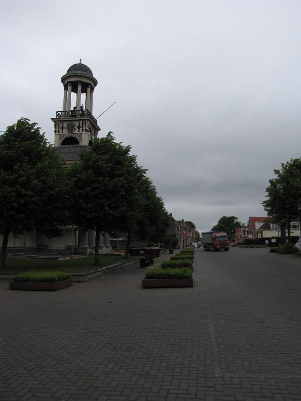 kerk_st jacobiparochie.jpg - Vrijdag 18 juni, de 5e en laatste wandeldag. Onze week Friesland zit er bijna op. Vandaag een korte route, Oosterbierum naar St. Jacobiparochie. In het Fries heet de plaats St. Jabik. Hier start een andere LAW-route: het Jabikspaad. Deze gaan we vast ook nog lopen, dus we komen hier nog wel een paar keer. Op de foto de kerk van St. Jacobiparochie.
